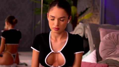 Snapshot of esmeainsley chatting on December 10, 3:30 am Raluca online show from December 10, 3:30 am