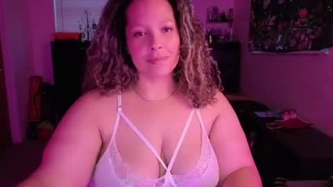 Snapshot of esmeluvs chatting on June 20, 12:03 am Esme Luv online show from June 20, 12:03 am