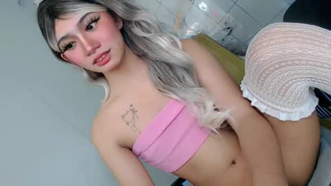 Snapshot of esmeralda28x chatting on June 20, 10:45 pm esmeralda28x online show from June 20, 10:45 pm