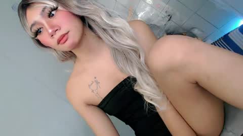 Snapshot of esmeralda28x chatting on June 22, 11:57 pm esmeralda28x online show from June 22, 11:57 pm