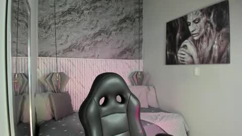 Snapshot of esmeralda__18 chatting on May 23, 7:07 pm Esmeralda online show from May 23, 7:07 pm