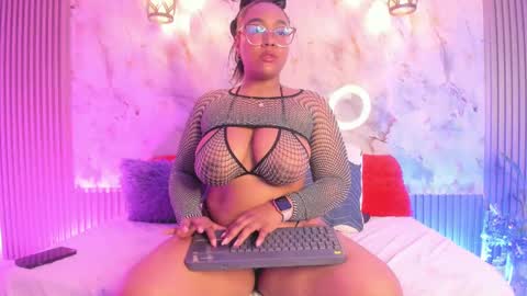 Snapshot of esmeralda_duarte chatting on February 22, 12:29 pm esmeralda online show from February 22, 12:29 pm