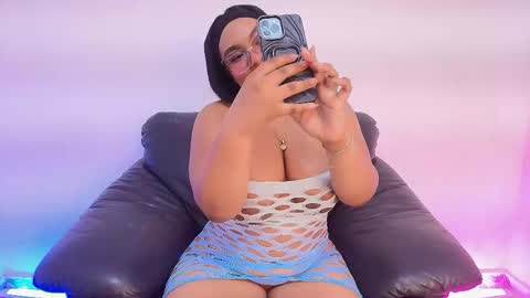 Snapshot of esmeralda_duarte chatting on November 11, 9:09 am esmeralda online show from November 11, 9:09 am