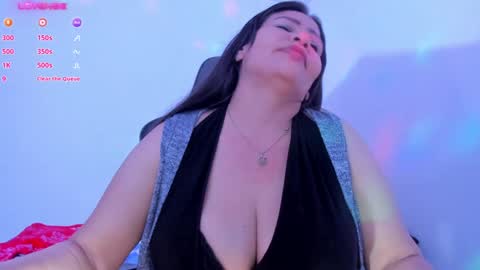 Snapshot of esmeralda_milf1 chatting on December 3, 11:35 pm esme online show from December 3, 11:35 pm