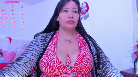 Snapshot of esmeralda_milf1 chatting on December 17, 9:27 pm esme online show from December 17, 9:27 pm