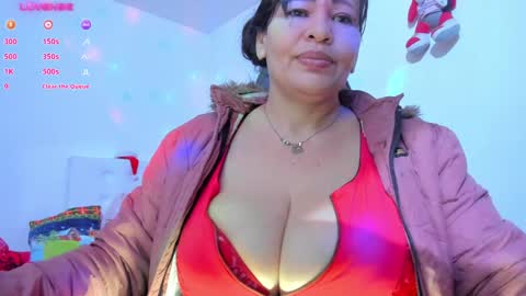 Snapshot of esmeralda_milf1 chatting on December 19, 9:17 pm esme online show from December 19, 9:17 pm