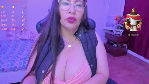 Snapshot of esmeralda_milf1 chatting on September 12, 7:14 pm esme online show from September 12, 7:14 pm