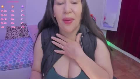 Snapshot of esmeralda_milf1 chatting on October 6, 11:29 am esme online show from October 6, 11:29 am