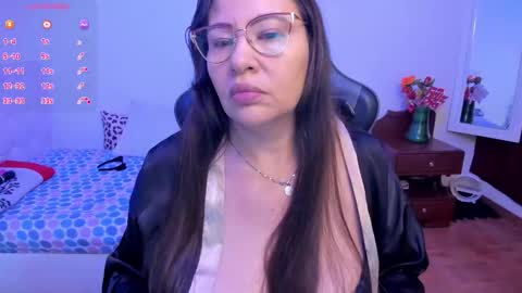 Snapshot of esmeralda_milf1 chatting on October 12, 8:08 pm esme online show from October 12, 8:08 pm