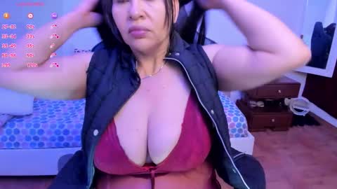 Snapshot of esmeralda_milf1 chatting on October 16, 11:44 am esme online show from October 16, 11:44 am
