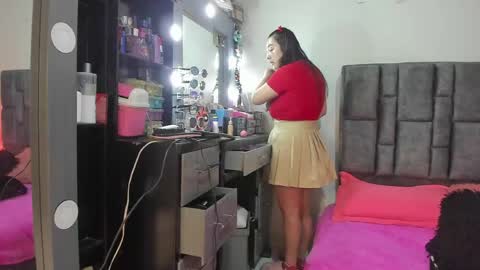 Snapshot of esmeraldaa_sc chatting on May 4, 9:22 pm Perla online show from May 4, 9:22 pm