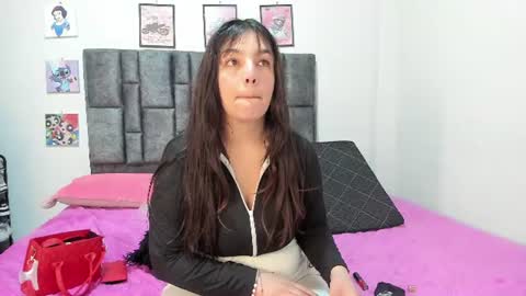 Snapshot of esmeraldaa_sc chatting on June 17, 6:27 am Perla online show from June 17, 6:27 am