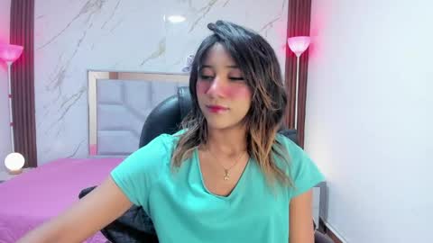 Snapshot of esperanzamora chatting on April 21, 11:49 am esperanzamora online show from April 21, 11:49 am