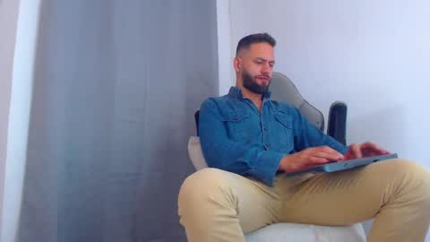 Snapshot of esteban7984068 chatting on December 14, 12:22 am esteban online show from December 14, 12:22 am