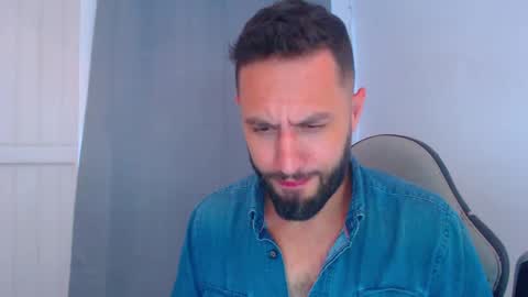 Snapshot of esteban7984068 chatting on December 17, 9:27 pm esteban online show from December 17, 9:27 pm