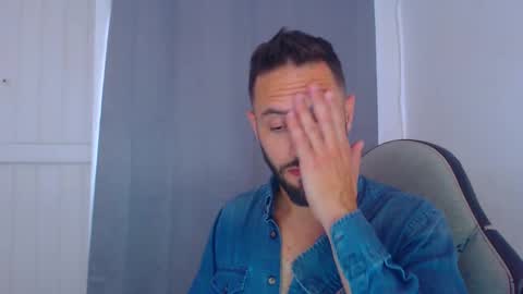 Snapshot of esteban7984068 chatting on December 19, 10:00 pm esteban online show from December 19, 10:00 pm