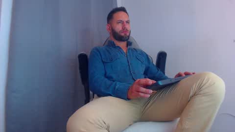 Snapshot of esteban7984068 chatting on January 23, 1:41 am esteban online show from January 23, 1:41 am