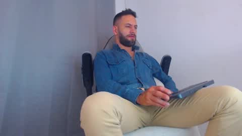 Snapshot of esteban7984068 chatting on February 20, 1:25 am esteban online show from February 20, 1:25 am