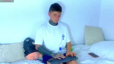 Snapshot of estebanchar_ chatting on May 25, 9:43 pm Esteban independent model online show from May 25, 9:43 pm