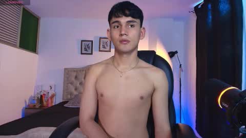 Snapshot of estebanperez_ chatting on October 21, 9:26 pm Esteban online show from October 21, 9:26 pm