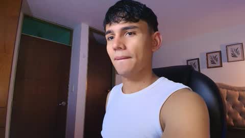 Snapshot of estebanperez_ chatting on October 22, 10:48 am Esteban online show from October 22, 10:48 am