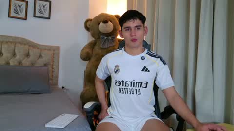 Snapshot of estebanperez_ chatting on August 1, 11:31 am Esteban online show from August 1, 11:31 am