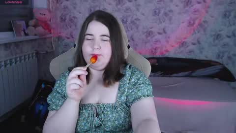 Snapshot of estelle_hicks chatting on May 20, 7:20 pm estelle_hicks online show from May 20, 7:20 pm