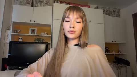 Snapshot of estellezdebski chatting on May 30, 11:51 am estellezdebski online show from May 30, 11:51 am