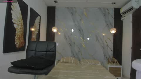 Estephany online show from December 21, 9:15 pm