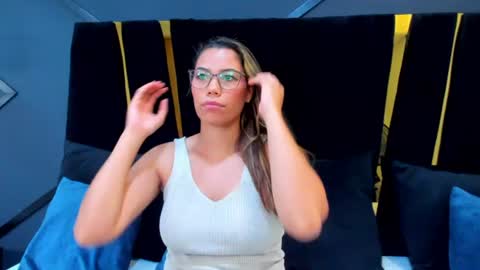 Snapshot of esther_xo chatting on June 24, 4:11 am esther_xo online show from June 24, 4:11 am