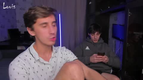 Snapshot of esthetics_boys chatting on December 15, 3:45 am LOUIS online show from December 15, 3:45 am