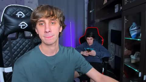 Snapshot of esthetics_boys chatting on February 21, 8:05 pm LOUIS online show from February 21, 8:05 pm