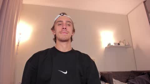 Snapshot of esthetics_boys chatting on September 16, 3:29 am LOUIS online show from September 16, 3:29 am