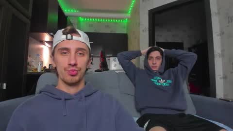 Snapshot of esthetics_boys chatting on September 18, 5:09 am LOUIS online show from September 18, 5:09 am