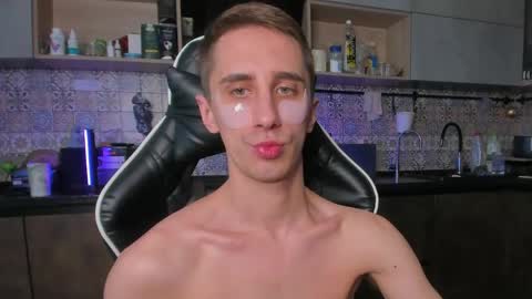 Snapshot of esthetics_boys chatting on May 17, 6:55 am LOUIS online show from May 17, 6:55 am