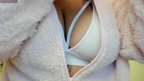 Snapshot of eternalmuse chatting on May 22, 9:04 am eternalmuse online show from May 22, 9:04 am