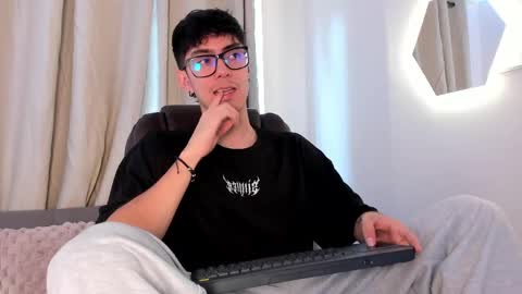 etham_wolf1 online show from April 18, 6:12 pm
