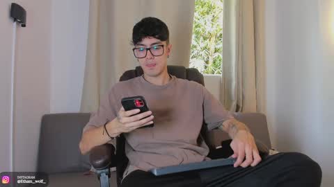 etham_wolf1 online show from April 30, 2:23 pm