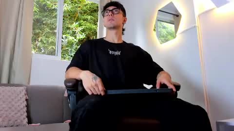 etham_wolf1 online show from June 1, 5:36 pm