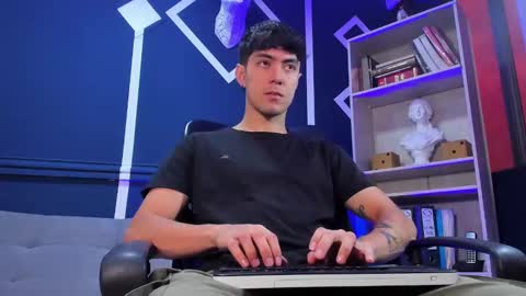 Snapshot of etham_wolf_ chatting on October 3, 12:13 pm Etham online show from October 3, 12:13 pm