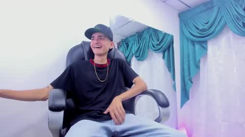 Snapshot of ethan_boy_ chatting on December 20, 10:32 pm Ethan online show from December 20, 10:32 pm