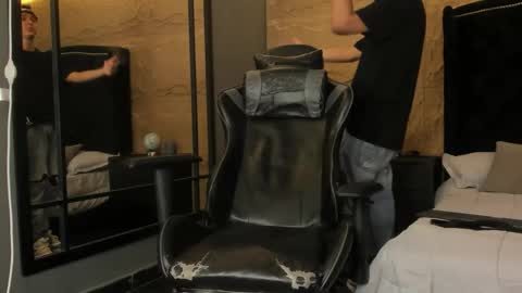 ethanlowell online show from December 3, 5:37 am