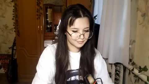 Snapshot of eugeniecarrubba chatting on May 29, 3:21 pm Lily 1st day online show from May 29, 3:21 pm