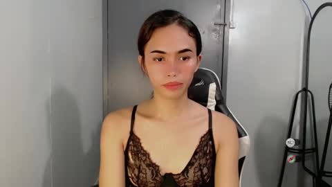 Snapshot of euniceariella21 chatting on December 13, 1:55 pm YELLA online show from December 13, 1:55 pm