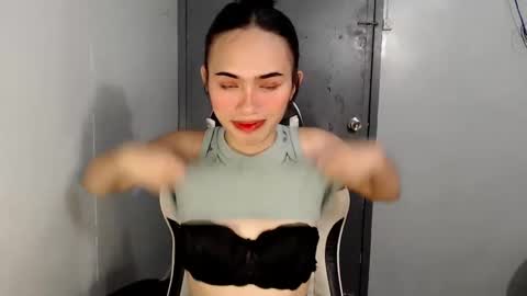 Snapshot of euniceariella21 chatting on December 30, 11:48 am YELLA online show from December 30, 11:48 am