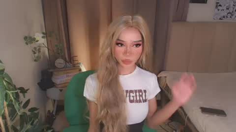 Snapshot of euphoric_goddess chatting on June 20, 8:00 pm euphoric_goddess online show from June 20, 8:00 pm
