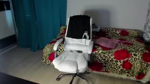 Snapshot of eva_7777 chatting on June 19, 9:18 pm Eva online show from June 19, 9:18 pm