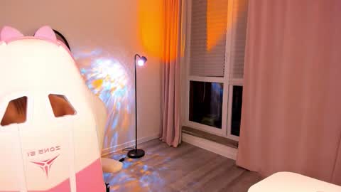 Eva Davis online show from March 16, 2:28 am