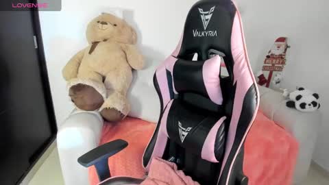 Snapshot of eva_lee18 chatting on December 6, 3:41 am Eva   online show from December 6, 3:41 am