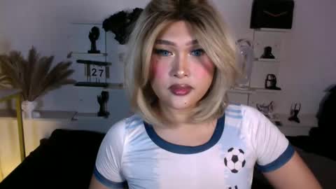Queen Eva Mazikeen online show from April 27, 9:35 pm